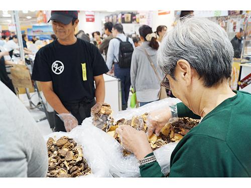 干しシイタケの詰め放題企画も人気